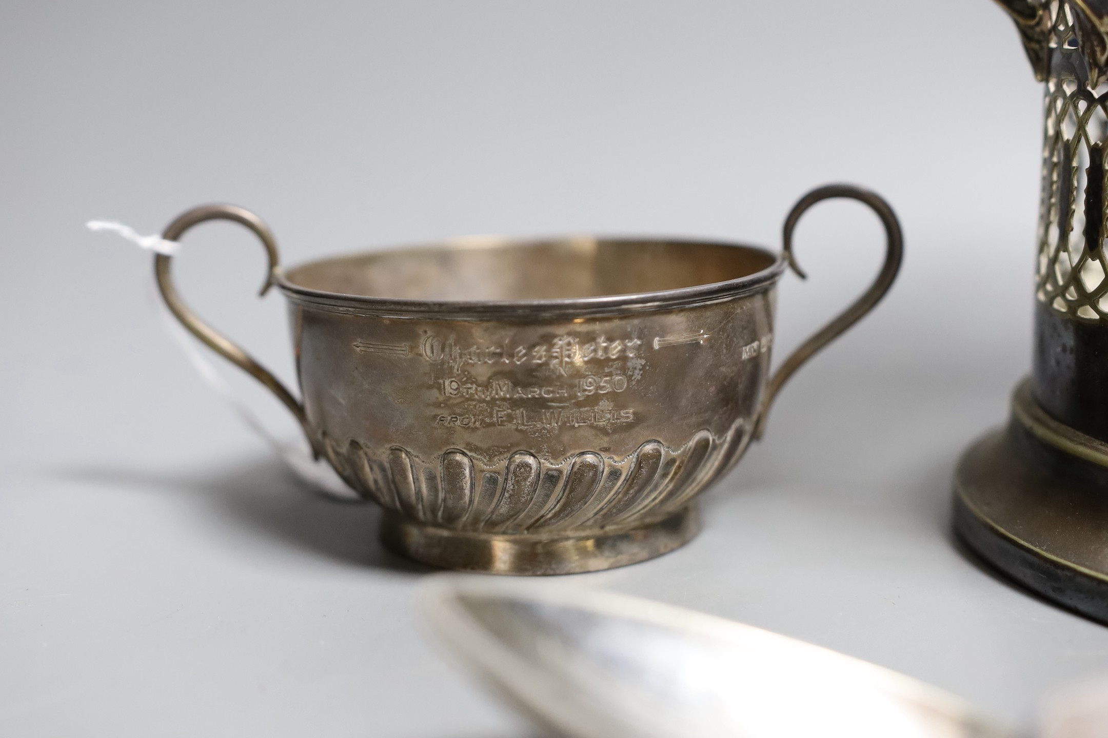 An Edwardian silver christening mug, with later engraved inscription, Birmingham, 1902, a silver two handed bowl, a plated syphon stand and a quantty of silver plated handled table knives etc.